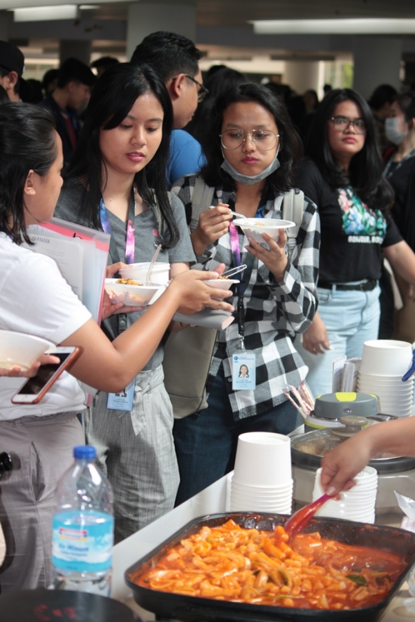 우엠엔 대학교 행사에서 한국 식품을 맛보고 있는 현지인 대학생들