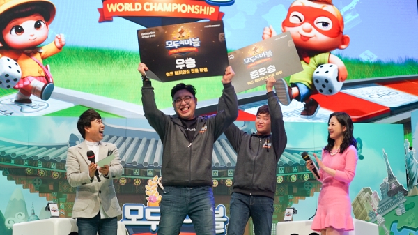 넷마블_모두의마블 월드 챔피언십 국가대표 결정전 우승자 BJ 듀오(좌측), 준우승자 BJ 인연(우측)