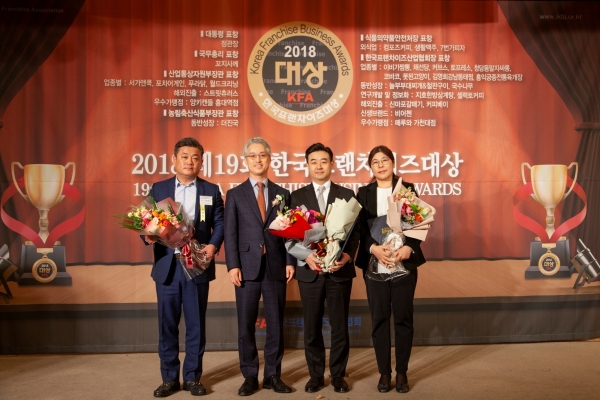 생활맥주 임상진 대표(오른쪽 2번째)가 한국프랜차이즈대상 시상식에서 식품의약품안전처장 표창을 받고 기념촬영하고 있다.
