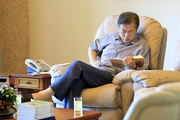 문재인 대통령이 2일 휴가중인 계룡대에서 독서를 하고 있는 모습 (사진= 청와대)