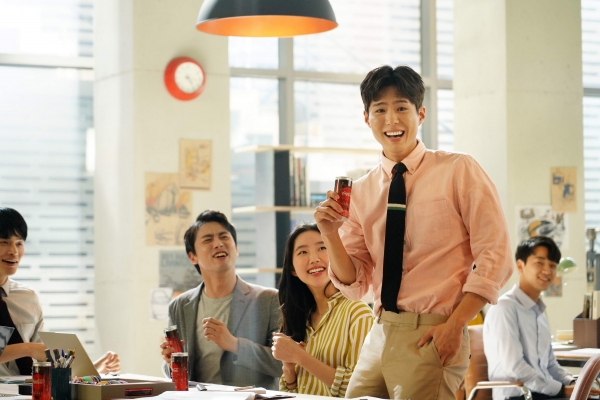 ‘커피 코카-콜라’ 광고 촬영장에서 만난 박보검, 오후 나른함 깨우는 ‘활력요정’