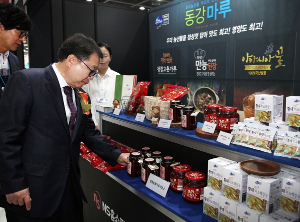 23일 서울 AT센터에서 열린 ‘2019 대한민국 식품대전’에서 NS홈쇼핑 도상철 대표이사가 전시관을 점검하며, 참가 협력사의 상품을 살펴보고 있다.