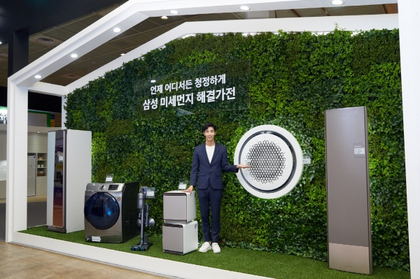 삼성전자가 25일부터 27일까지 서울 코엑스(COEX)에서 열리는‘에어페어2019(Air Fair 2019)’에 참가해 미세먼지 해결가전을 선보였다. 삼성전자 모델이 삼성 미세먼지 해결가전 라인업을 소개하고 있다
