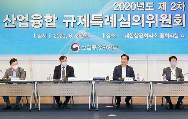 성윤모 산업통상자원부 장관(오른쪽 두번째)이 25일 서울 중구 대한상공회의소에서 열린 산업융합 규제특례심의위원회에서 발언하고 있다.(사진=산업통상자원부)