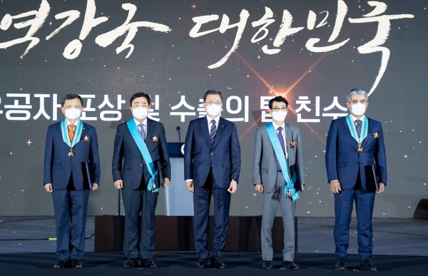 문재인 대통령이 6일 서울 강남구 코엑스에서 열린 제58회 무역의날 기념식에서 정부포상자들과 기념촬영을 하고 있다. (사진=산업통상자원부)
