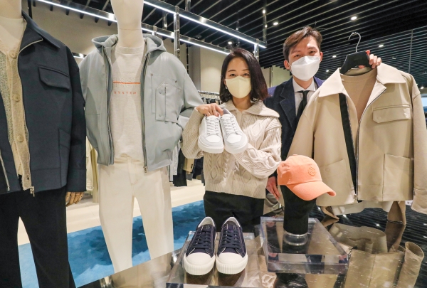 8일 오전, 서울시 영등포구에 위치한 더현대 서울 3층 시스템옴므 매장에서 직원들이 신상품을 선보이고 있는 모습