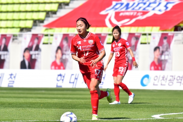 지난 5일 인천남동럭비경기장에서 펼쳐진 對세종스포츠토토와의 경기에 출전한 이세은 선수가 공을 차고 있다.