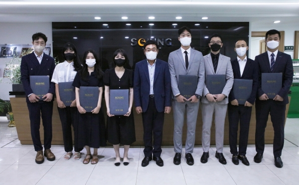 사진설명: 지난 1일 부산 본사에서 박순호 세정그룹 회장(가운데)이 ‘세정인상’ 수상자들과 함께 기념 촬영을 하고 있다.