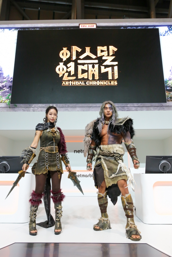 18일 지스타2022 넷마블관에서 열린 코스프레 행사. 넷마블 신작 MMORPG '아스들 연대기' 캐릭터 '규비'(왼쪽), '라스마'(오른쪽)를 코스프레하고 있다.