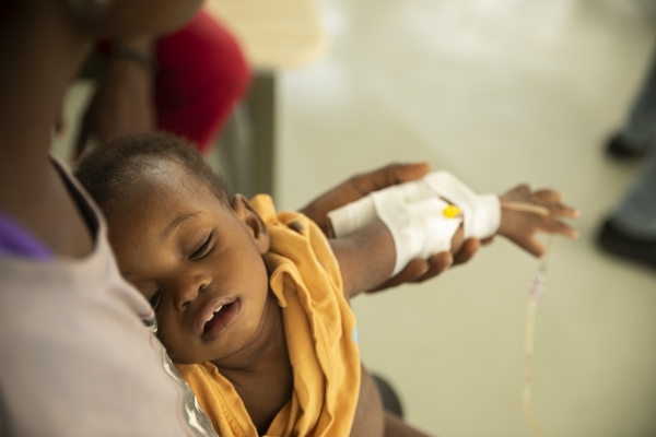 아이티 포르토프랭스의 한 의료센터에서 콜레라 치료를 받고 있는 어린이 (사진제공=유니세프한국위원회)